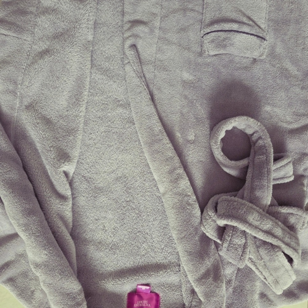 Victoria's Secret Long Robe Large Grey Plush Fleece Shawl Collar Cozy Loungewear - Picture 5 of 8